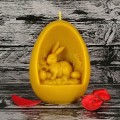 Rzeźbiona pisanka z zajączkiem wielkanocnym - świeczka z wosku pszczelego